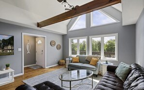 Una Smart TV, un futbolín, una mesa de tenis de mesa