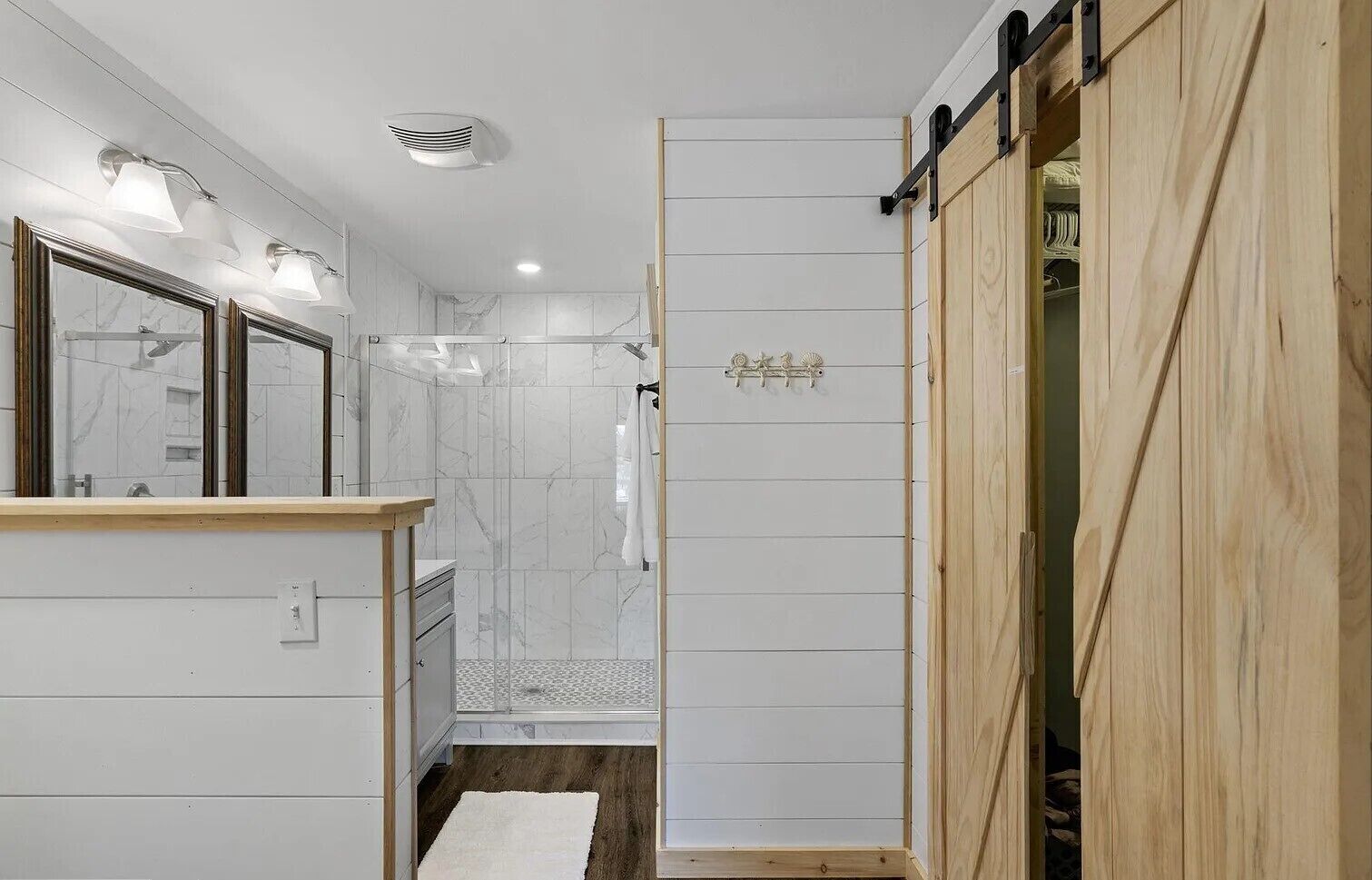 Douche, sèche-cheveux, bidet, serviettes fournies