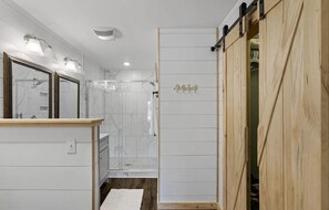 Shower, hair dryer, bidet, towels - 5 BDRM Dog Friendly, Lake Access Getaway w/Playground, Fire Pit & more (Louisa)