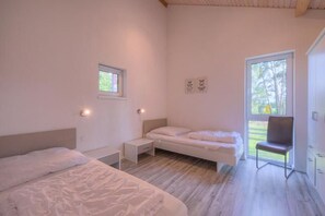 6 chambres, lit de bébé portatif