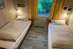 3 Schlafzimmer, Reisekinderbett