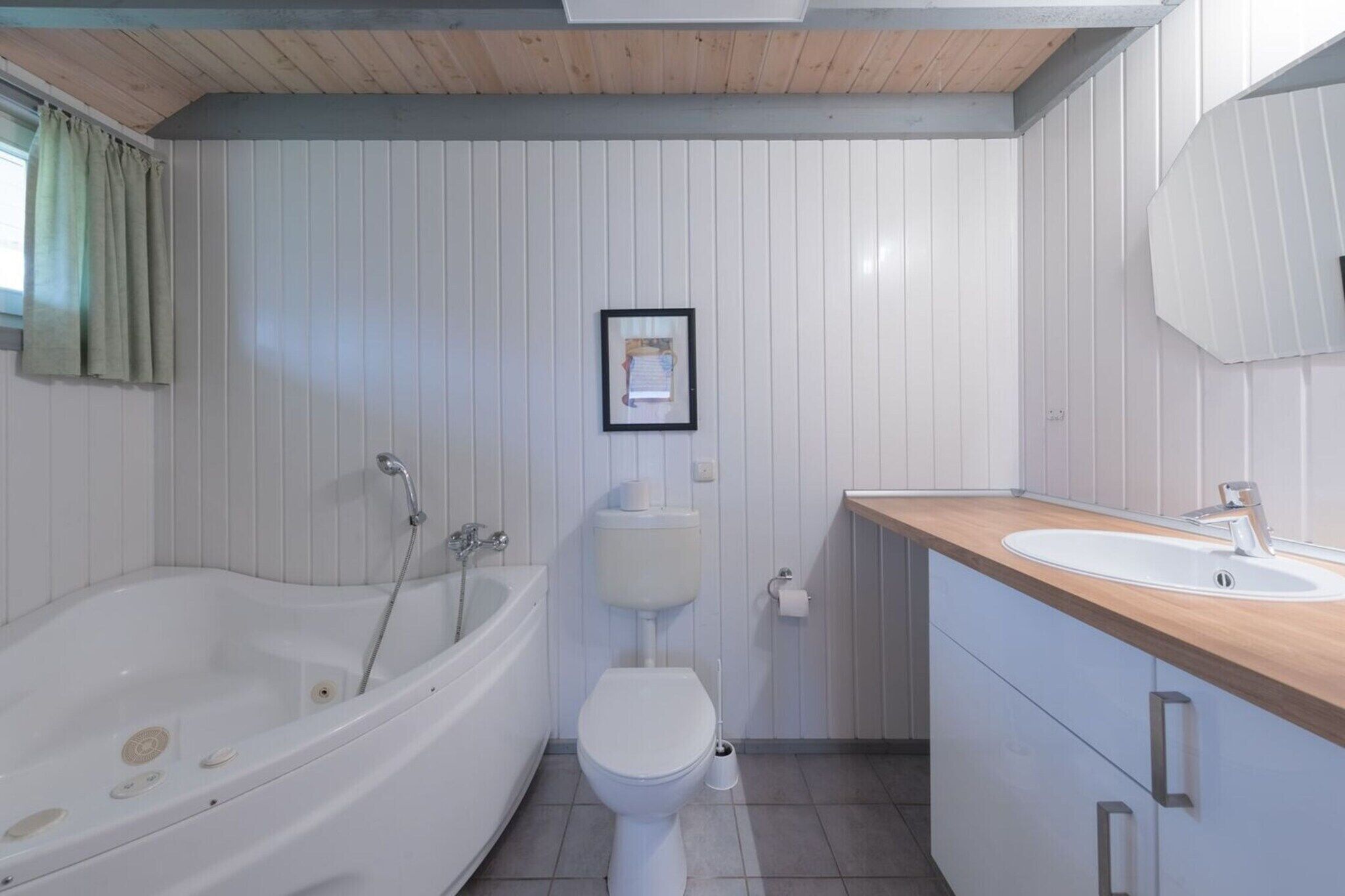 Un baño moderno con bañera, inodoro y lavamanos.