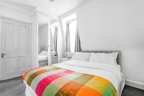 2 bedrooms, iron/ironing board, free WiFi, bed sheets - Elegant House Near Hyde Park: Your Perfect Getaway - Pass the Keys (London)