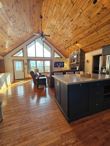 Mountain Views All Year! Charming 3-Bed Cabin Just Minutes from Downtown