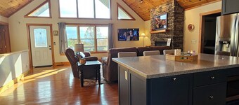 Mountain Views All Year! Charming 3-Bed Cabin Just Minutes from Downtown