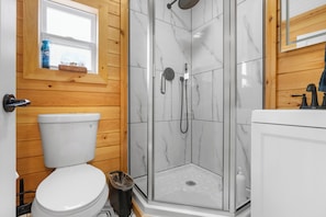 Douche, sĂšche-cheveux, serviettes fournies, savon