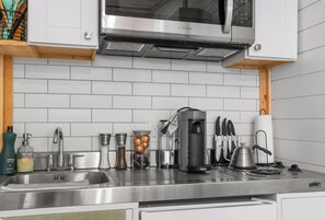 Jääkaappi, mikroaaltouuni, liesi, kahvin-/teenkeitin