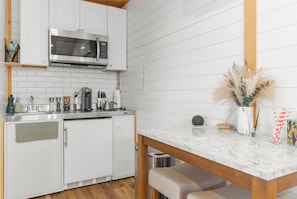 Een magnetron, een kookplaat