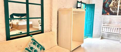 Suite superior, balcón, vista al lago | 1 habitación y espacio para trabajar con laptop