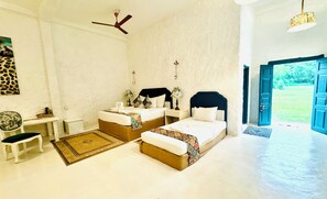 Superior suite, balkon, uitzicht op meer | 1 slaapkamer, een laptopwerkplek, een strijkplank/strijkijzer