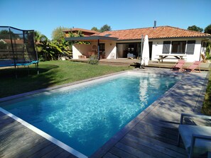 Una piscina al aire libre, una piscina climatizada