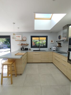 Kjøleskap, mikrobølgeovn, ovn og kokeplater