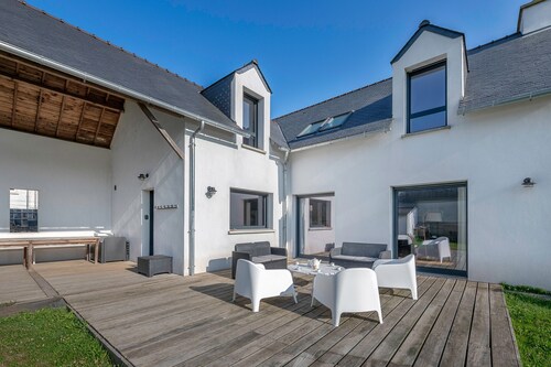 200m from beach, house for 6 adults 4 children