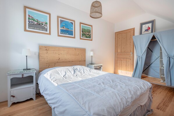 5 bedrooms, desk, free WiFi