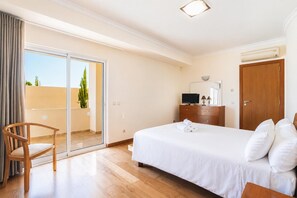4 habitaciones, tabla de planchar con plancha, wifi y ropa de cama