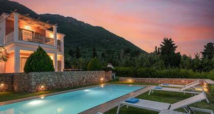 Villa Kyklamino - Three Bedroom Villa, Sleeps 6