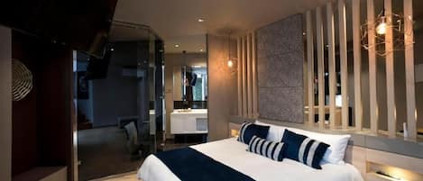 Junior suite, uitzicht op bergen | 1 slaapkamer, een kluis op de kamer, verduisterende gordijnen