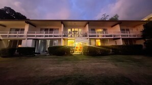 Un motel à deux étages avec un balcon à l’étage supérieur.