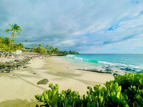 ATOMIC TIKI – live like a local at Magic Sands Beach!