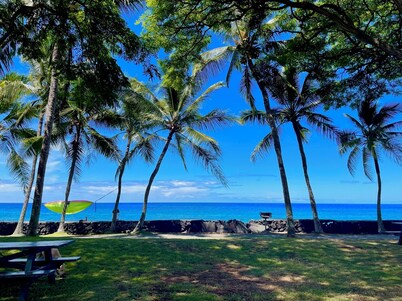 ATOMIC TIKI – live like a local at Magic Sands Beach!