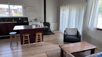 Smart TV, chimenea y libros