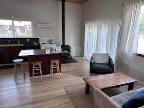 Smart-tv, eldstad och böcker
