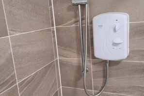 Secadora de cabello, toallas, jabón, papel de baño