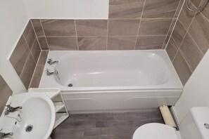 Haartrockner, Handtücher, Seife, Toilettenpapier