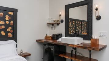 Desk, WiFi (free)