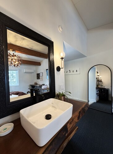 The Lincoln Boutique Motel- Upper Deluxe King #7