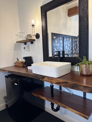 The Lincoln Boutique Motel- Upper Deluxe King #12