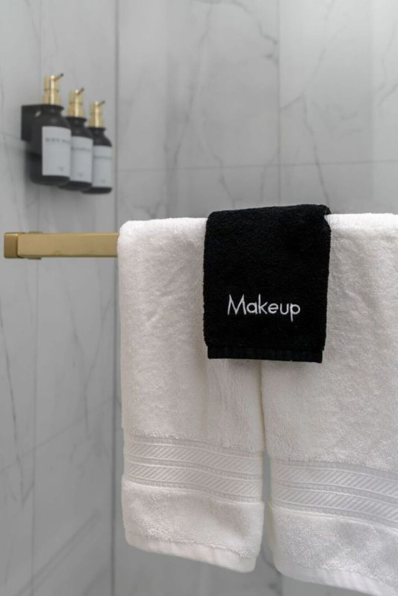 Een haardroger, handdoeken