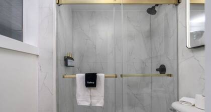 The Lincoln Boutique Motel- Upper Deluxe King #12