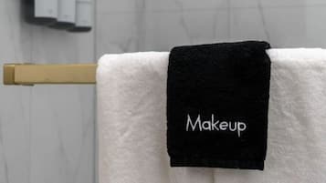 Een haardroger, handdoeken