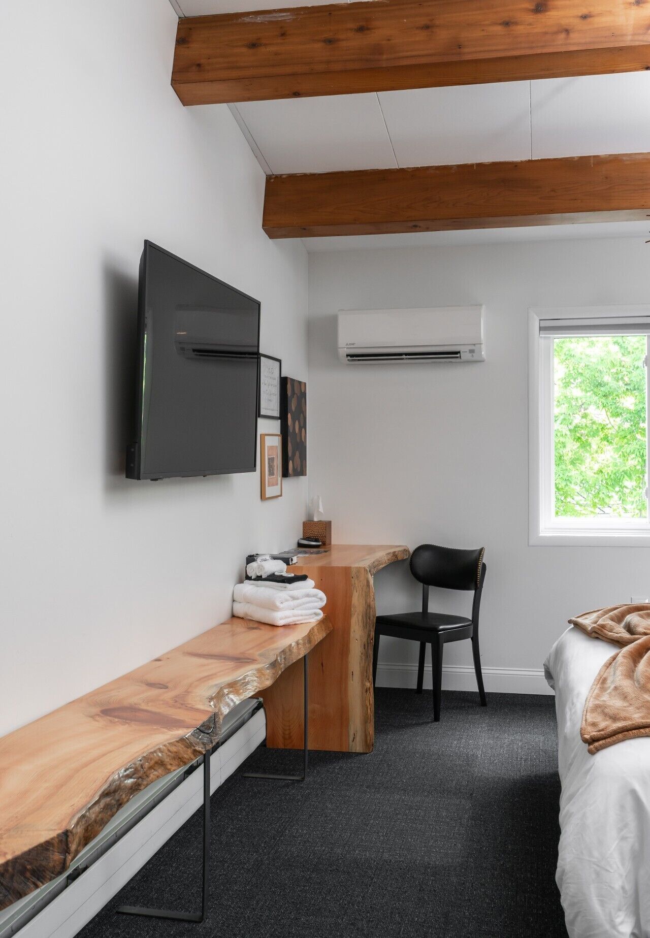Desk, WiFi (free)