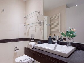 Douche, sèche-cheveux, serviettes fournies