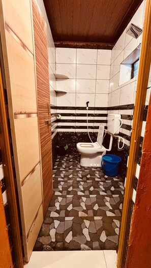 ห้องคอมฟอร์ทพักรวม, หอพักรวม, เครื่องปรับอากาศ | ห้องน้ำ | ฝักบัว