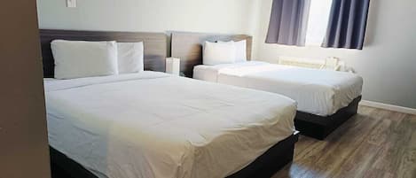 Escritorio, wifi gratis y ropa de cama