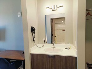 Chambre, 1 très grand lit, non-fumeur | Salle de bain | Articles de toilette (gratuits), séchoir à cheveux, serviettes fournies