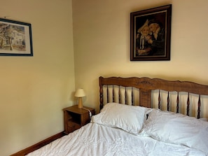 6 bedrooms, iron/ironing board, WiFi, bed sheets