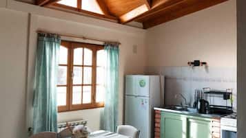 Apartamento família, 1 quarto, 2 banheiros, vista para o jardim | Cozinha privada