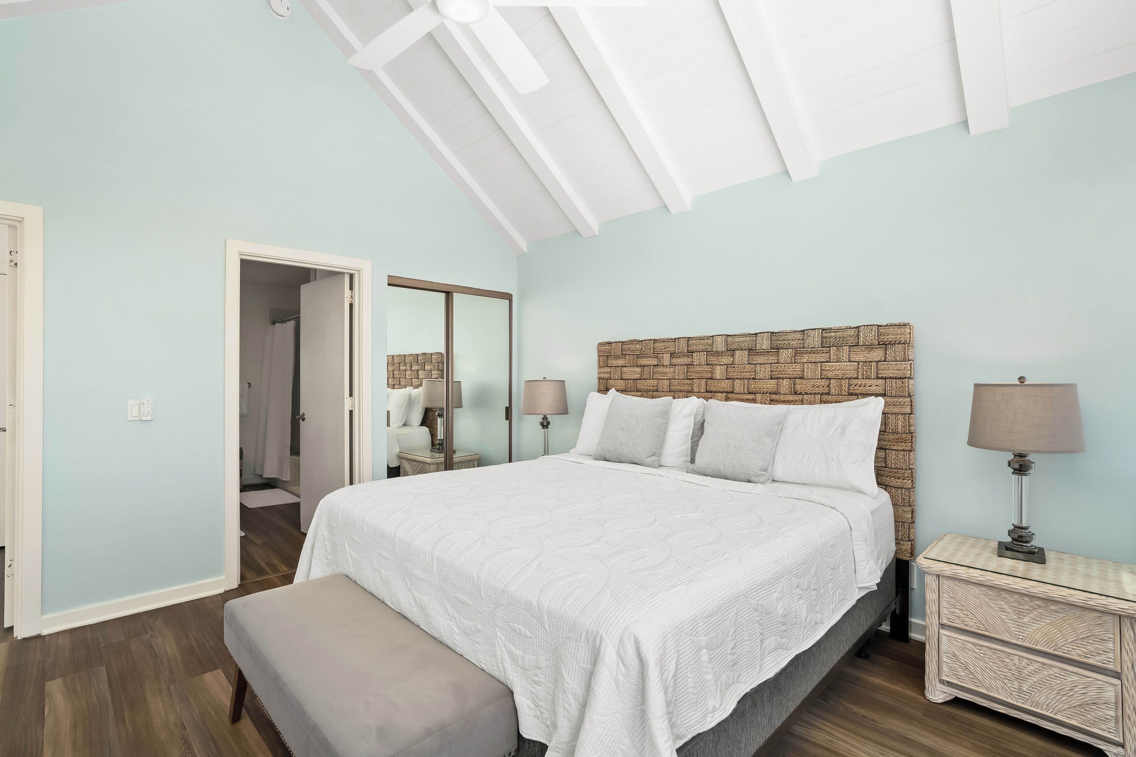 New! Bright, Airy 2BR Split-Level Condo w/Spacious Layout & Stunning Ocean Views - Photo 7