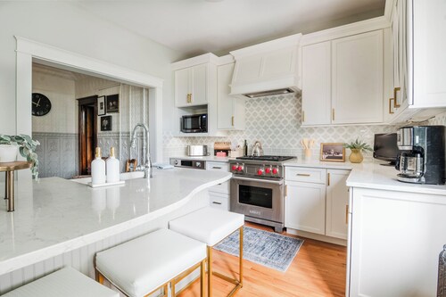 Chateau Charlevoix, Spacious Downtown Charlevoix Home – Perfect for Families & Weddings