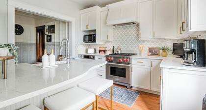 Chateau Charlevoix, Spacious Downtown Charlevoix Home – Perfect for Families & Weddings