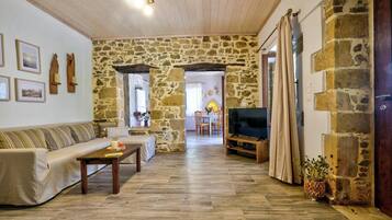 House | 2 bedrooms, desk