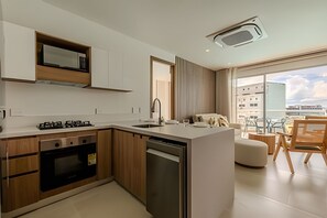 Réfrigérateur, micro-ondes, four, cafetière/bouilloire