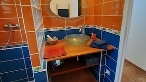 Bathroom - Ideally located, independent room with swimming pool (Le Marin)