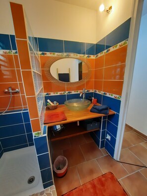 Toalhas de banho, papel higiênico