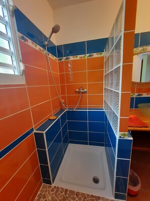 Toalhas de banho, papel higiênico