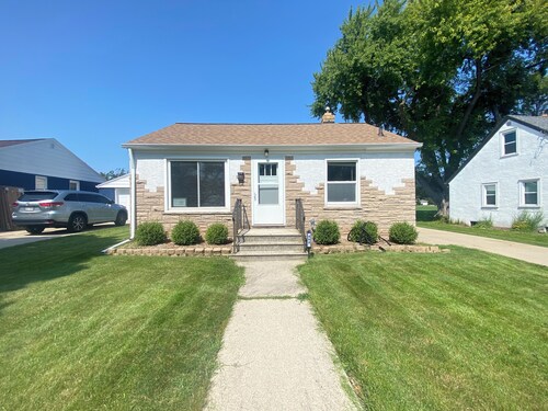 Charming 2-bedroom house with WiFi, with fenced in yard for pets!